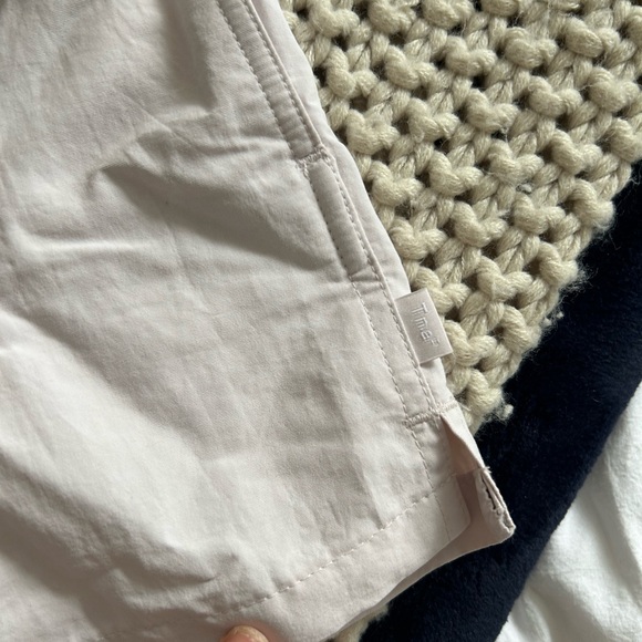 NWT Aritzia TNA big easy 3” shorts - Picture 3 of 5